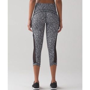 Lululemon Sole Training Crop Daisy Dust Alpine White Black